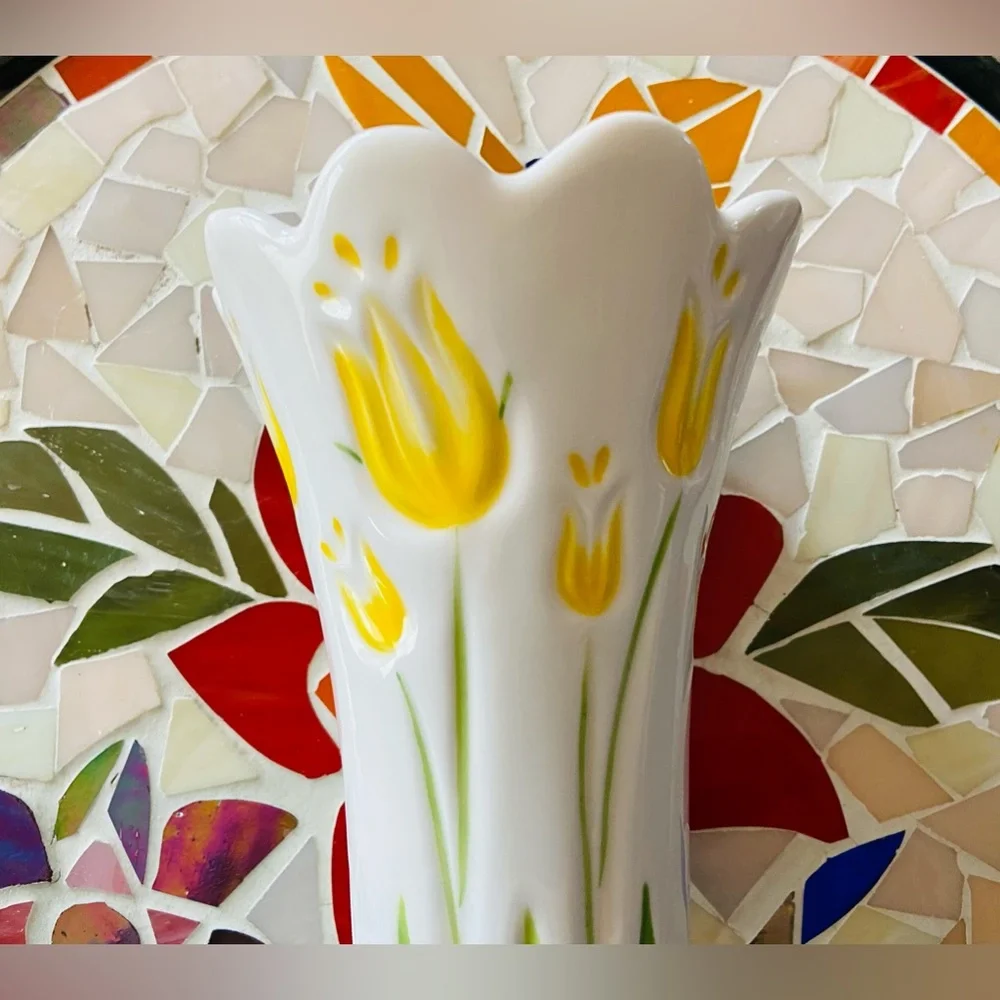 BNWT Sleek, Elegant Flower Vase Featuring Yellow Tulip Flowers, Scalloped Edge💐